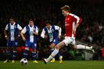 HATTRICK. Den engelske definition på et hattrick, der efterhånden har vundet hævd også i Danmark, er tre mål i samme kamp. Det scorede Nicklas Bendtner som den første dansker i Champions Leagues historie mod FC Porto i går. 
