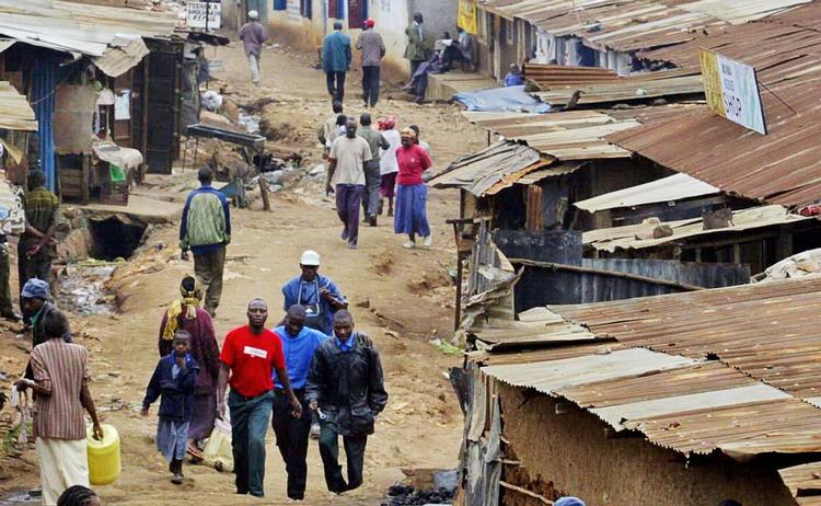 Slum. I Afrika har krisen mange steder slukket et brændende håb om at få gang i økonomien. Her er vi i slumbyen Kibera i Kenya. Foto: Karel Prinsloo 