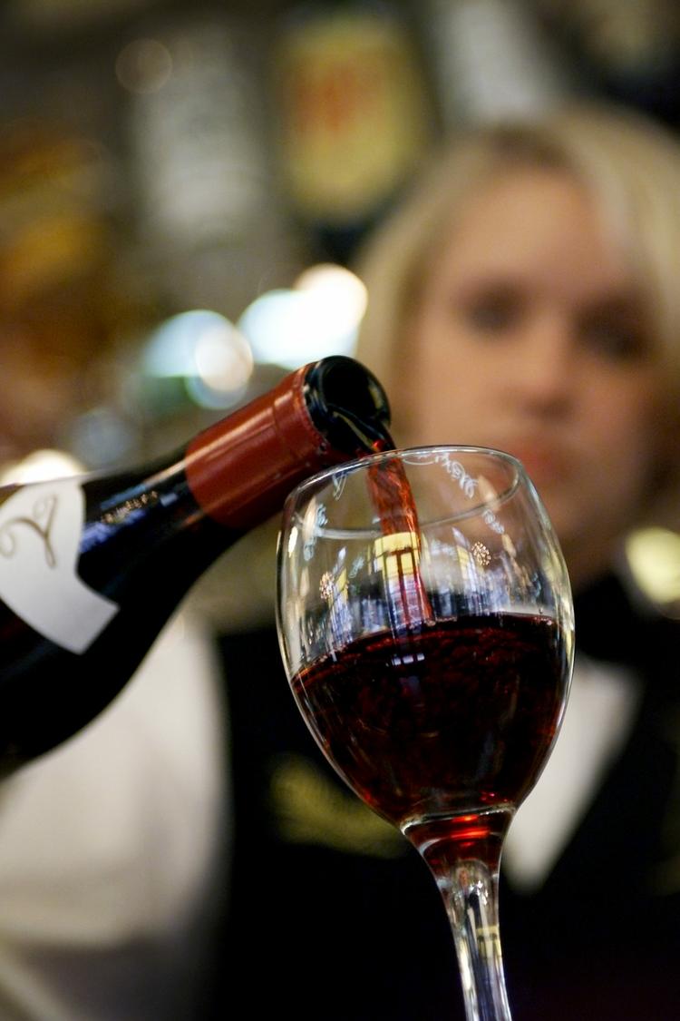 Alkohol. Det generelle råd vedrørende alkohol til kvinder er - hold lidt igen. (arkivfoto) 