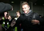 hjemvendt. Den 'fortabte søn' David Beckham ankommer til lufthavnen i Manchester sammen med resten af Milan-holdet tirsdag aften. 