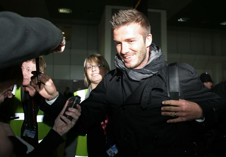 hjemvendt. Den 'fortabte søn' David Beckham ankommer til lufthavnen i Manchester sammen med resten af Milan-holdet tirsdag aften. 