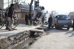 OLLIE. En afghansk dreng laver det grundlæggende 'lufttrick' - en ollie - ud over en afghansk kantsten. 