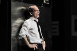 Rolleændring. I 'Begravelsen' er Christian ikke offer som i 'Festen', men derimod bøddel. På Burgtheater i Wien spilles Christian af Martin Wuttke. Nu bliver stykket solgt til resten af Europa. 