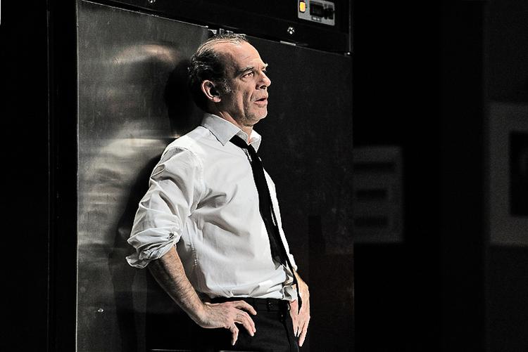 Rolleændring. I 'Begravelsen' er Christian ikke offer som i 'Festen', men derimod bøddel. På Burgtheater i Wien spilles Christian af Martin Wuttke. Nu bliver stykket solgt til resten af Europa. 
