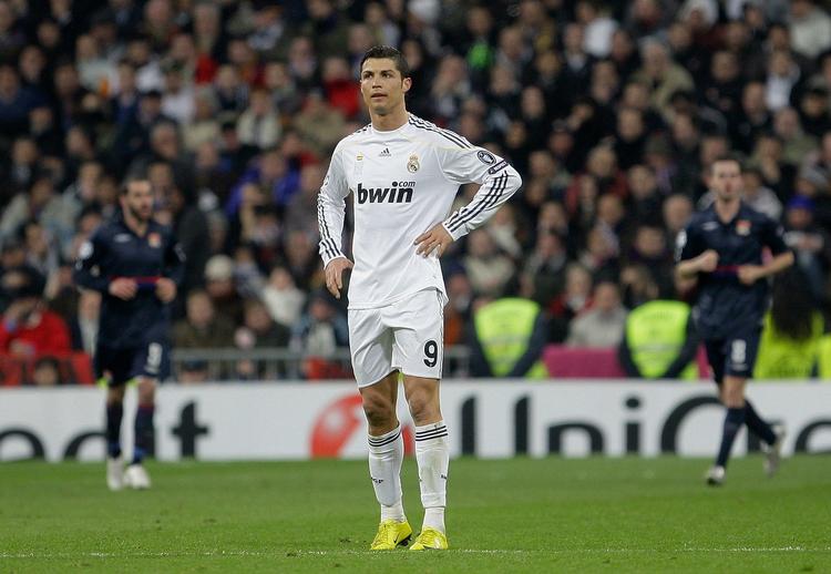 attitude. Cristiano Ronaldo og de andre millionærer i Real Madrid får klø i den spanske presse oven på en blodfattig indsats mod Lyon. 