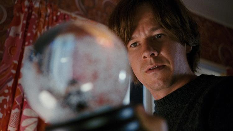 Mark Wahlberg spiller faren, der bliver besat af at opklare det bestialske mord på sin datter, med mut troværdighed. 