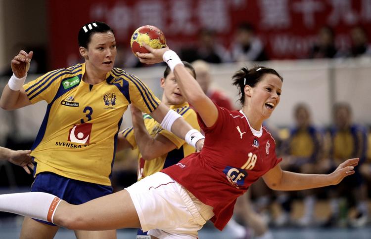 vejet. Kamilla Kristensen bryder igennem og scorer, da Danmark tabte 27 - 23 til Sverige ved VM i Kina. Arkivfoto. 