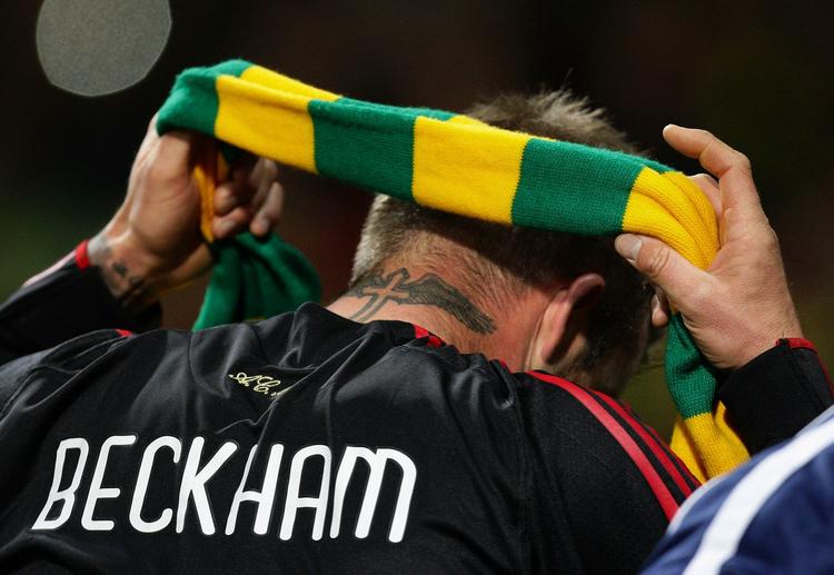 anti-glazer. David Beckham samlede et af de tørklæder, der symboliserer protesten mod Manchester Uniteds ejere, op efter kampen i går. Og englænderen tog tørklædet på, mens han klappede ud mod publikum på Old Trafford. 