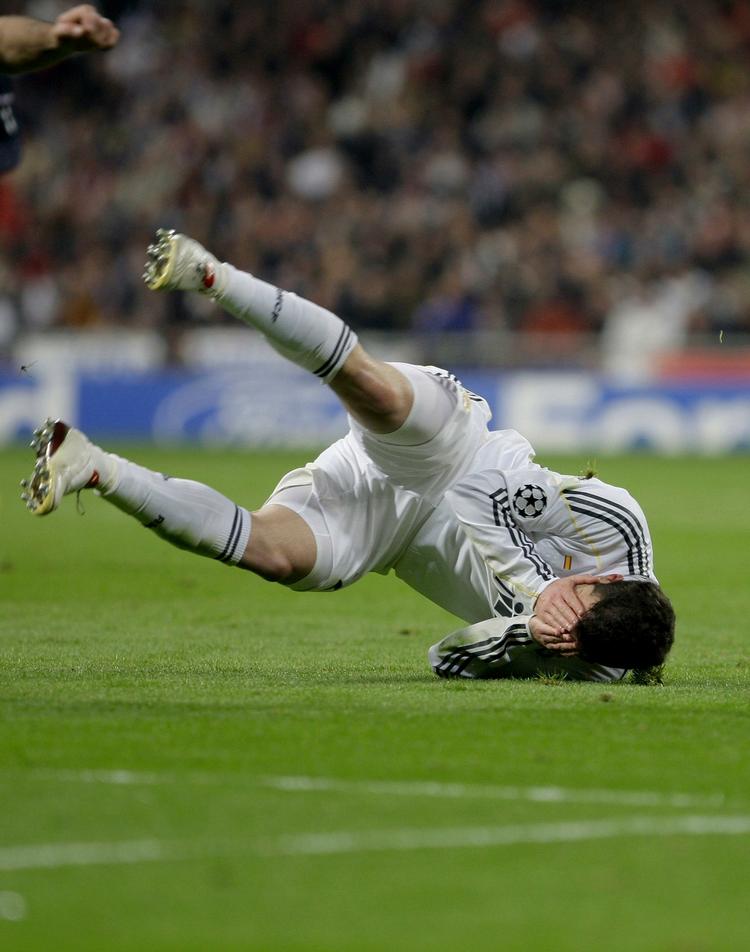 nedgang. Magien ved de mange nye stjerner på Real Madrids hold har ikke smittet af på regnskaberne. Og nedturen i Champions League kan blive katastrofal for klubben. 