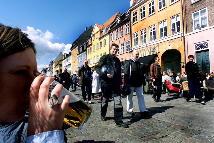 Nu kommer foråret til Nyhavn med udeservering, smagsprøver på øl og jazz. 