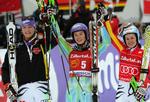 storslalom. Tina Maze (midt) fra Slovenien vandt dagens storslalom foran Kathrin Hölzl (th), mens tredjeplacerede Maria Riesch (tv) stadig er med i opløbet om den samlede World Cup. 