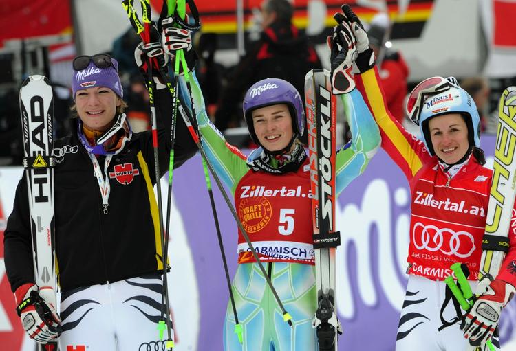 storslalom. Tina Maze (midt) fra Slovenien vandt dagens storslalom foran Kathrin Hölzl (th), mens tredjeplacerede Maria Riesch (tv) stadig er med i opløbet om den samlede World Cup. 