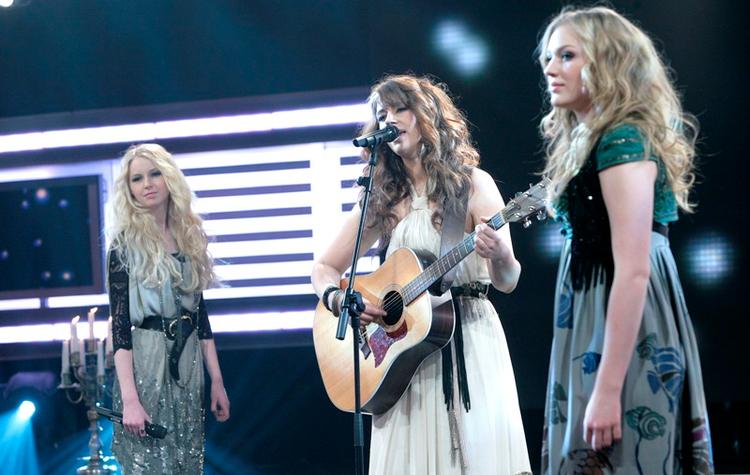 Fireflies. Countrygruppen er blandt de sidste fem deltagere i 'X Factor 2010'. De skal synge 'For Your Eyes Only' af Sheena Easton. Arkivfoto. 