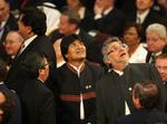 Jordskælv. Paraguays præsident Fernando Lugo (th) og Bolivias præsident Evo Morales (i midten) kigger op, da endnu et efterskælv ryster kongresbygningen under indsættelsen af den nye præsident Sebastian Pinera. 