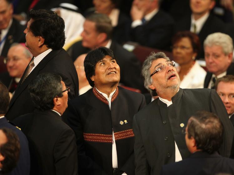Jordskælv. Paraguays præsident Fernando Lugo (th) og Bolivias præsident Evo Morales (i midten) kigger op, da endnu et efterskælv ryster kongresbygningen under indsættelsen af den nye præsident Sebastian Pinera. 
