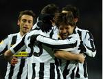 3-1. Diego (i midten) giver en krammer efter en Juventus-scoring. 