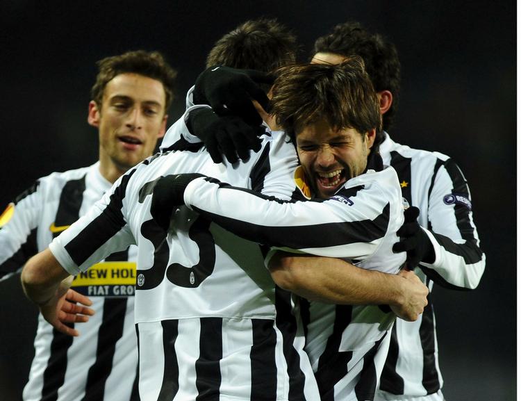 3-1. Diego (i midten) giver en krammer efter en Juventus-scoring. 