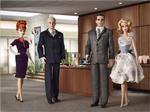 Dukker. De fire dukker i serien er: Den sexede chefsekretær Joan Holloway, bosserne Roger Sterling og Don Draper samt Drapers kone, Betty. Pressefoto. 