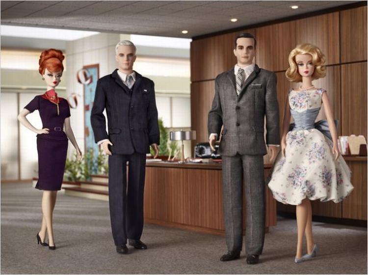 Dukker. De fire dukker i serien er: Den sexede chefsekretær Joan Holloway, bosserne Roger Sterling og Don Draper samt Drapers kone, Betty. Pressefoto. 