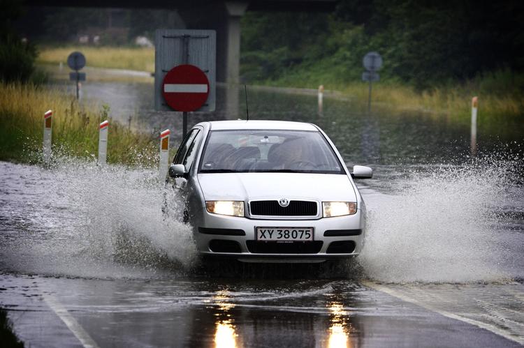 vådt. Et godt sommerdæk skal kunne stå ordentligt fast i regnvejr. Det viser dette juli-billede. 