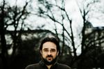 lukketklub. »Sådan en som mig har større mulighed for at finde en, som ligner mig på Sejerø end i Det Kgl. Teater. Den danskhed, de afspejler, er ikke inkluderende«, siger skuespiller Hassan Preisler. 