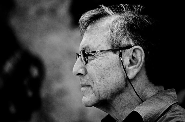 Nye briller. Amos Oz' 'En fortælling om kærlighed og mørke' handler om jødiske flygtninge fra Europa, der forsøger at skabe sig en tilværelse i Israel. Nu er den oversat til arabisk. Arkivfoto: Camilla Stephan