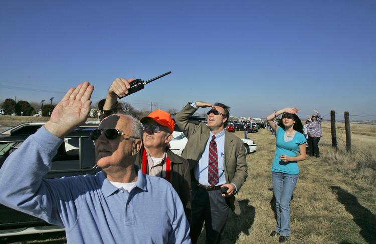 Wrooooom. Flyentuiaster kigger efter Joint Strike Fighteren, da den debuterer fra Fort Worth-basen i Texas 15. december 2006. 
