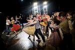 udenmursten. »En decentral nationalscene uden mursten, vinduespudsning, varmeregninger og Fanden og hans pumpestok kunne give mere mangfoldigt teater, og de enkelte teatre ville anstrenge sig for at få udmærkelsen for en periode«, siger professor. 