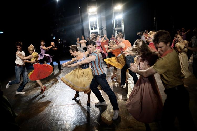 udenmursten. »En decentral nationalscene uden mursten, vinduespudsning, varmeregninger og Fanden og hans pumpestok kunne give mere mangfoldigt teater, og de enkelte teatre ville anstrenge sig for at få udmærkelsen for en periode«, siger professor. 
