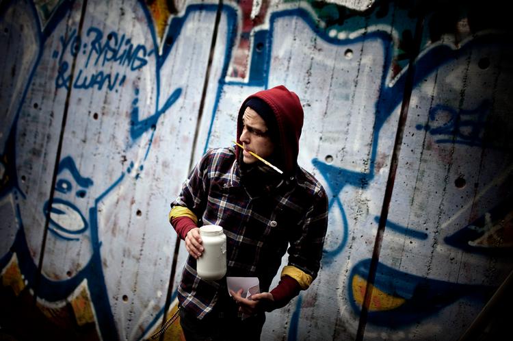 Han har tegnet hele sit liv, men først som 18-årig begyndte Know Hope at male på mure og sætte skrøbelige papfigurer op på gadehjørnerne. »På gaden giver man sin kunst en ekstra levealder«, siger han. »Ikke fordi det er mere holdbart, tværtimod, men fordi gadekunst skaber interaktion«. www.flickr.com/photos/thisislimbo