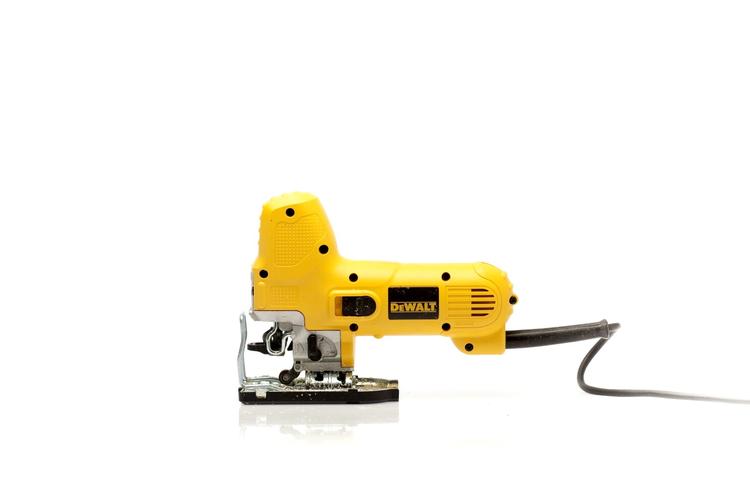 Hold øje med prisen: Der er enorm forskel på, hvad testvinder-stiksaven fra DeWalt kan købes til i butikker og på nettet. 