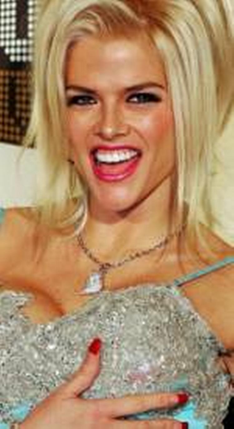 model. Anna Nicole Smith døde i februar 2007, 39 år gammel. Hun blev bl.a. kendt Playboy-model og var også i en periode undertøjsmodel for Hennes &amp; Mauritz. Her foto fra december 2004. 