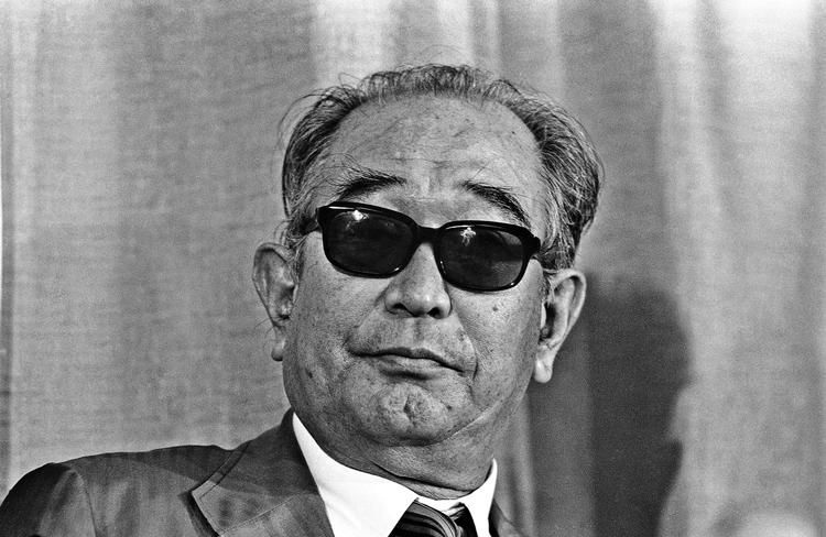 Akira Kurosawa viste aldrig sin  personlighed under interview. Det var filmene, det handlede om. Men på filmsettet trådte han gerne i karakter som egoist og kolerisk diktator. For at gøre skuespillerne bedre. Derfor fik han øgenavnet Kejseren. Foto: AP 
