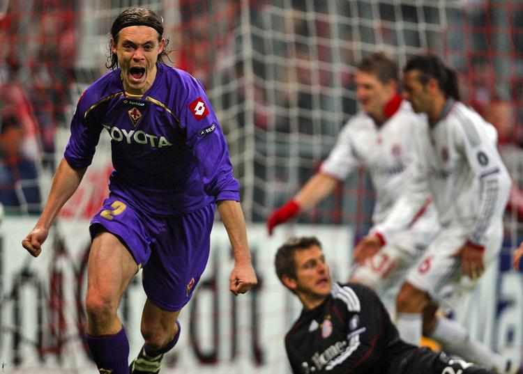 kontraktforhandlinger. Fiorentinas Per Krøldrup fejrer scoringen mod Bayern München i første kamp mellem de klubber i Champions League i år. Arkivfoto. 