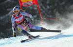 vinderløb. USA's Lindsey Vonn på vej ned ad pisten til den sejr, der i dag sikrede hende den samlede World Cup-sejr for tredje sæson i træk. 