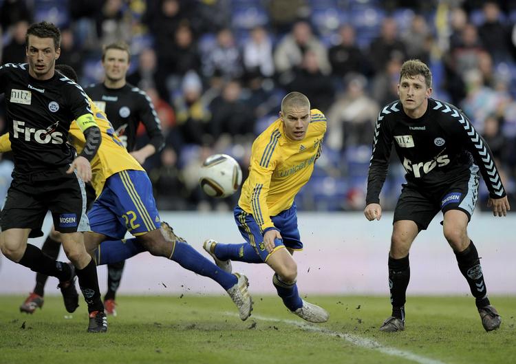 SKADET. Fredagens træning sluttede før tid for Brøndbyangriberen Martin Bernburg, der spillede hele kampen mod Sønderjyske i søndags. 