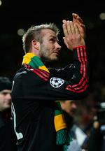 protest. Milans David Beckham ærede sine rødder i Manchester United og koblede sig på protestbevægelsen mod de amerikanske ejere, da han tog et gul-grønt tørklæde på efter onsdagens kamp på Old Trafford. 