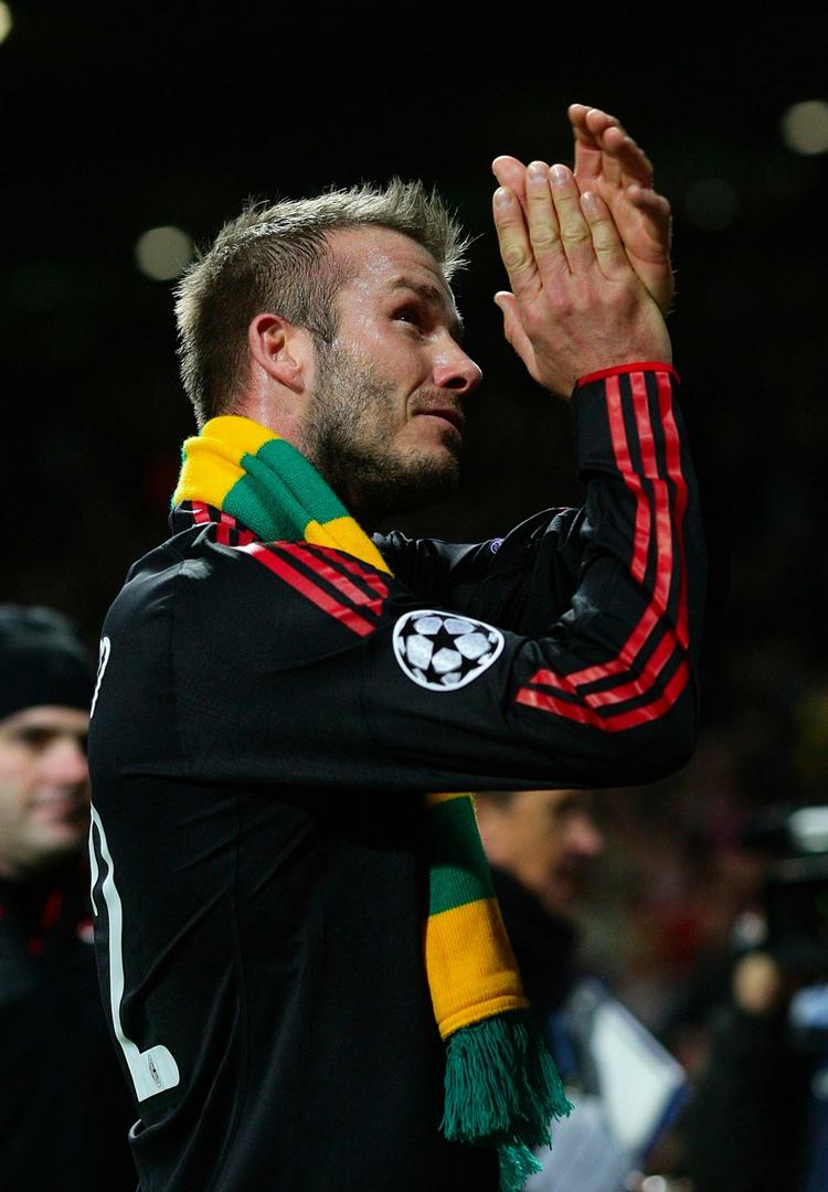 protest. Milans David Beckham ærede sine rødder i Manchester United og koblede sig på protestbevægelsen mod de amerikanske ejere, da han tog et gul-grønt tørklæde på efter onsdagens kamp på Old Trafford. 