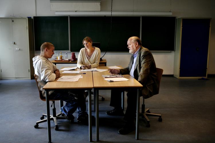 Eksamen.  Vi bør revidere eller måske endda helt bortskaffe mundtlige årskarakterer. I enden bliver man jo bedømt ved det grønne bord, på ens viden og færdigheder, frem for ens evne til at åbne munden i tide og utide, skriver gymnasieelev. Arkivfoto: Thomas Borberg. 