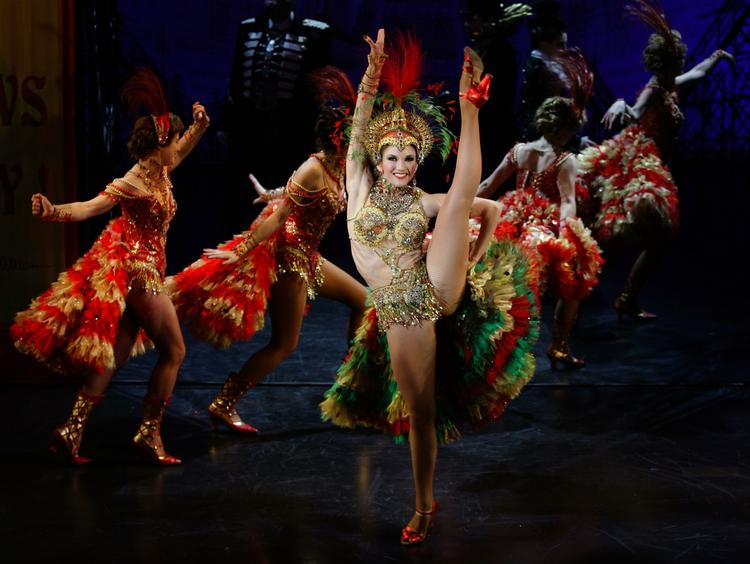 Tilbage. Christine (Sierra Boggess, løftet ben) i den nye 'Lover Never Dies' på Adelphi Theatre i London. Arkivfoto: Joel Ryan/AP 