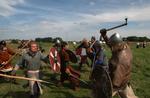 Vikingedrama. Vikingetiden fascinerer stadig både forskere og lægfolk. Her er 200 vikingeentusiaster fra Skandinavien og flere nordeuropæiske lande i fuld gang med at 'genopføre' et slag mellem Harald Blåtand og sønnen Svend Tveskæg. Dramet udspilles på vikingeborgen Trelleborg ved Slagelse. (arkivfoto) 