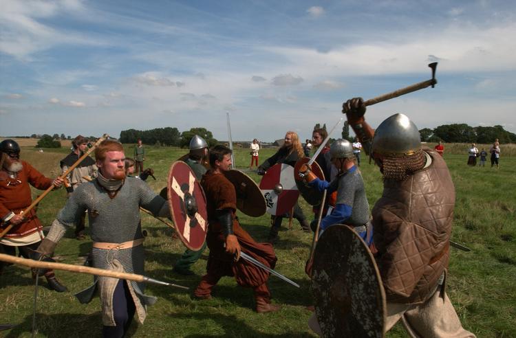 Vikingedrama. Vikingetiden fascinerer stadig både forskere og lægfolk. Her er 200 vikingeentusiaster fra Skandinavien og flere nordeuropæiske lande i fuld gang med at 'genopføre' et slag mellem Harald Blåtand og sønnen Svend Tveskæg. Dramet udspilles på vikingeborgen Trelleborg ved Slagelse. (arkivfoto) 