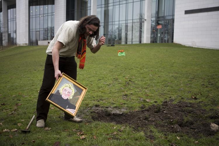 Uwe Max Jensen begraver her et portræt af Allis Helleland i plænen bag Statens Museum for Kunst. 