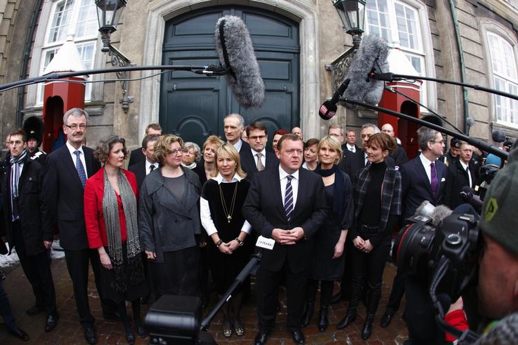Prioritering. Charlotte Sahl-Madsen (to pladser til venstre for statsminister Lars Løkke Rasmussen) vil øge samspillet mellem offentlig og privat forskning. Arkivfoto. 