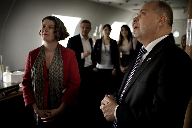 Skifte. Gitte Lillelund Bech er gået fra at være menig folketingsmedlem til forsvarsminister - og det får konsekvenser for de homoseksuelle. Her overtager hun ministeriet fra Søren Gade. 