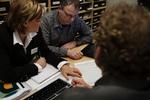 Jurist Liselotte Hansen og bankrådgiver Tim Toxværd-Larsen forsøger at få styr på 45-årige Allans økonomi i Forbugerrådets gratis gældsrådgivning i København.  Allan skylder mindst 300.000 kroner væk og ønsker at fremstå anonym på grund af sin håbløse situation 