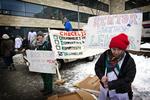 Demonstration. På Københavns Universitet er der for nylig foretaget afskedigelser inden for biologi, geografi og geologi. De studerende demonstrerede, fordi det bliver sværere og sværere at gennemføre forskningsbaseret undervisning. 