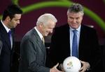 EM-LODTRÆKNING. Ved lodtrækningen til EM-kvalifikationen repræsenterede Guus Hiddink Rusland, men han sidder ikke på bænken, når Rusland skal møde Slovakiet, Irland (repræsenteret ved landstræner Giovanni Trappatoni i midten), Makedonien, Armenien og Andorra (hvis landsholdsmålmand Koldo Alvarez står til venstre). Arkivfoto. 