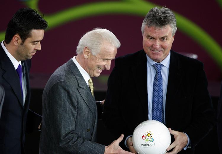 EM-LODTRÆKNING. Ved lodtrækningen til EM-kvalifikationen repræsenterede Guus Hiddink Rusland, men han sidder ikke på bænken, når Rusland skal møde Slovakiet, Irland (repræsenteret ved landstræner Giovanni Trappatoni i midten), Makedonien, Armenien og Andorra (hvis landsholdsmålmand Koldo Alvarez står til venstre). Arkivfoto. 