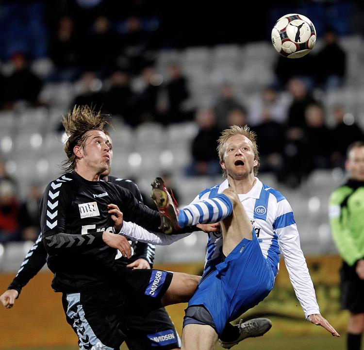Duel. Sønderjyskes Olafur Skulason kæmper om bolden med OB's Anders Møller Christensen. 